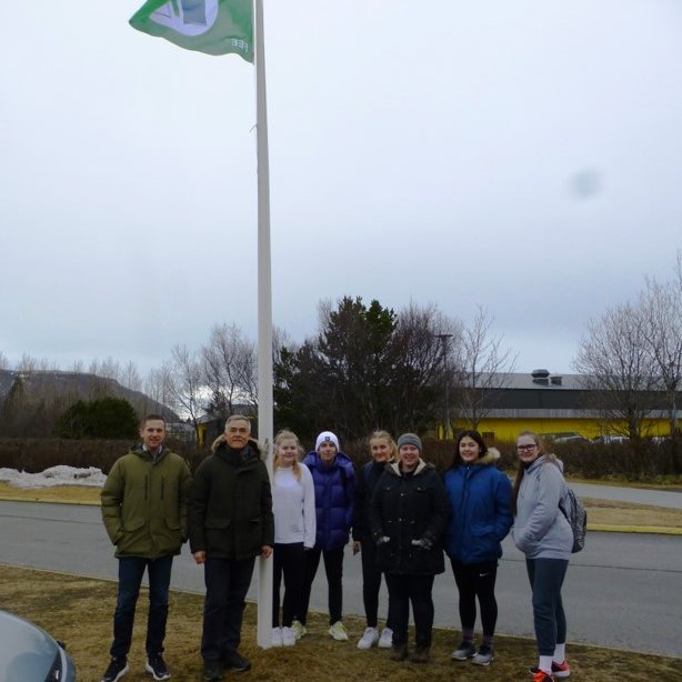 Skólameistari, umhverfisnefnd FSU og Ólafur Einarsson, kennari við fánann góða.