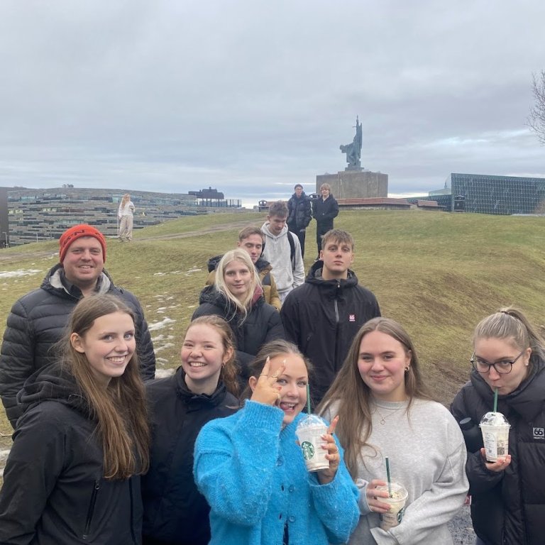 Í LEIT AÐ BARNAMENNINGU