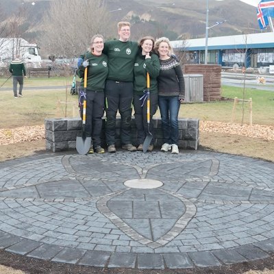 Stoltir verðandi skrúðgarðyrkjufræðingar ásamt Guðríði Helgadóttur, sviðsstjóra garðyrkjubrauta á Re&hellip;