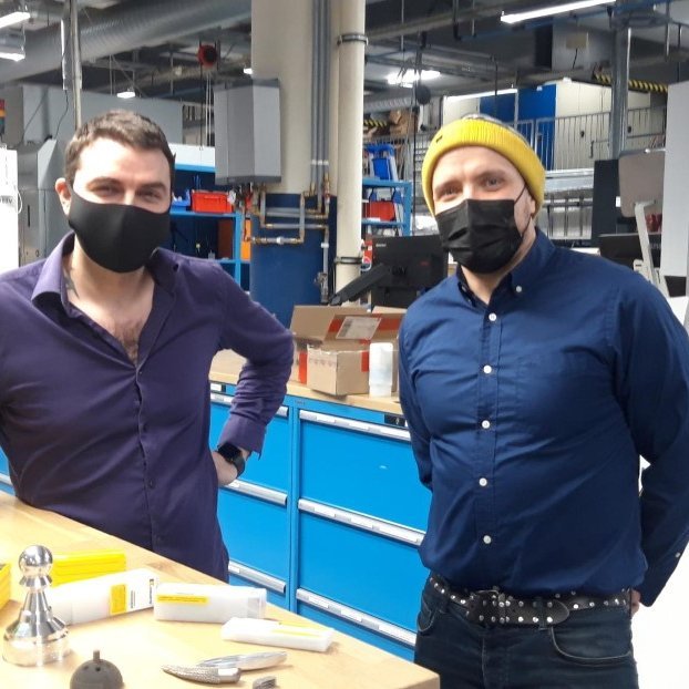 Á myndinni sjást Gunnar Eiríksson frá Össuri og Borgþór Helgason fagstjóri málmiðngreina í FSu þegar…