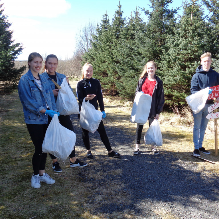 Nemendur drifu sig út að plokka í stað þess að skokka.