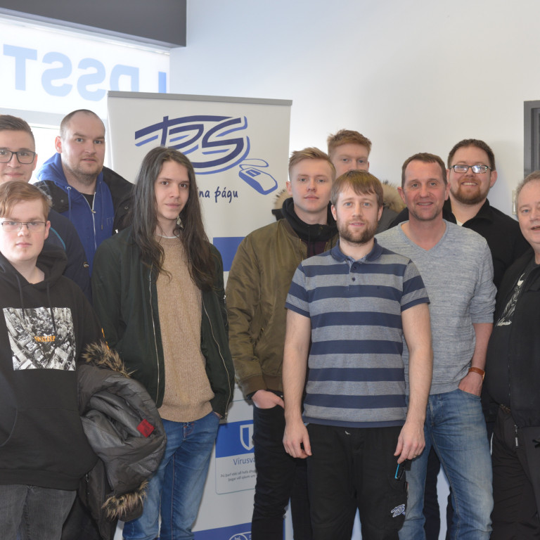 Nemendur heimsóttu fyrirtækið TRS á Selfossi og fengu kynningu á ljósleiðurum.