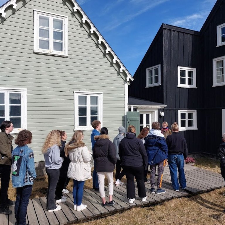 Í LEIT AÐ GLÖTUÐUM TÍMA