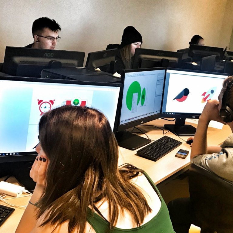 Nemendur læra meðal annars á tæki og tól tvívíddar vector forritsins Inkscape.