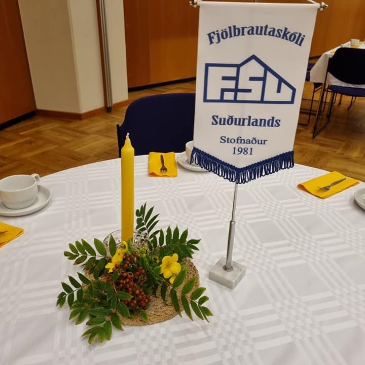 SKÓLASTARF TIL FJÖRUTÍU OG ÞRIGGJA ÁRA