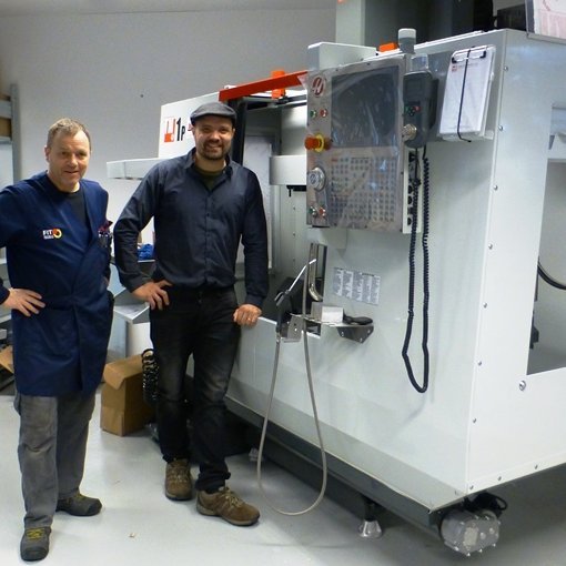 Magnús Tryggvason og Borgþór Helgason, kennarar í vélvirkjun stilla sér upp við tölvustýrðan fræsara…