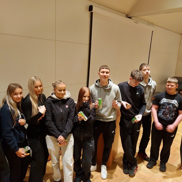 Vinningslið ratleiksins ásamt Lilju Heiðbjörtu nemenda lengst til hægri úr FSu sem sá um að kynna úr…