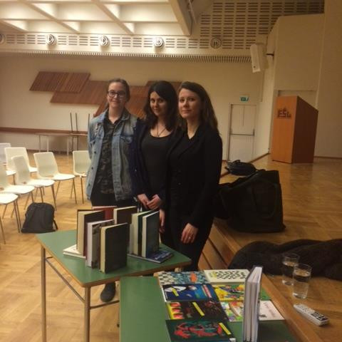 Á myndinni eru Gerður Kristný og þær stöllur Sól og Eva.