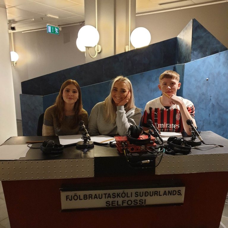 Á myndinni úr hljóðstúdíói RÚV má sjá frá vinstri Elínu Karlsdóttur, Ásdísi Aldísi Hreinsdóttur og H…