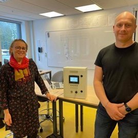 Steinar Guðjónsson, formaður FRS, ásamt Olgu Lísu Garðarsdóttur skólameistara FSu.