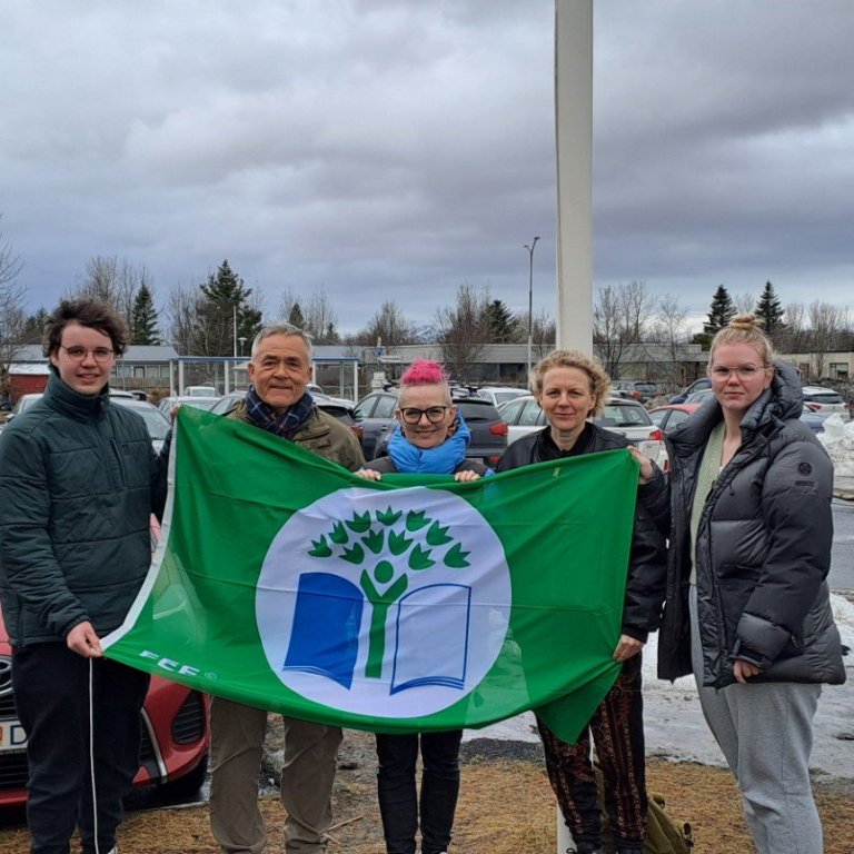 GULUR AÐ UTAN – GRÆNN AÐ INNAN