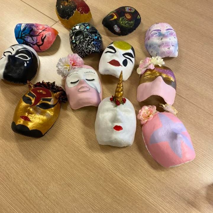 Nemendur í hársnyrtiiðn gerðu þessar fallegu grímur.