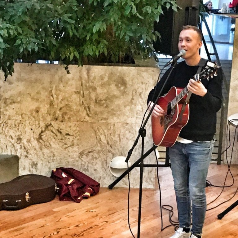 Gummi Tóta tók lagið fyrir nemendur.