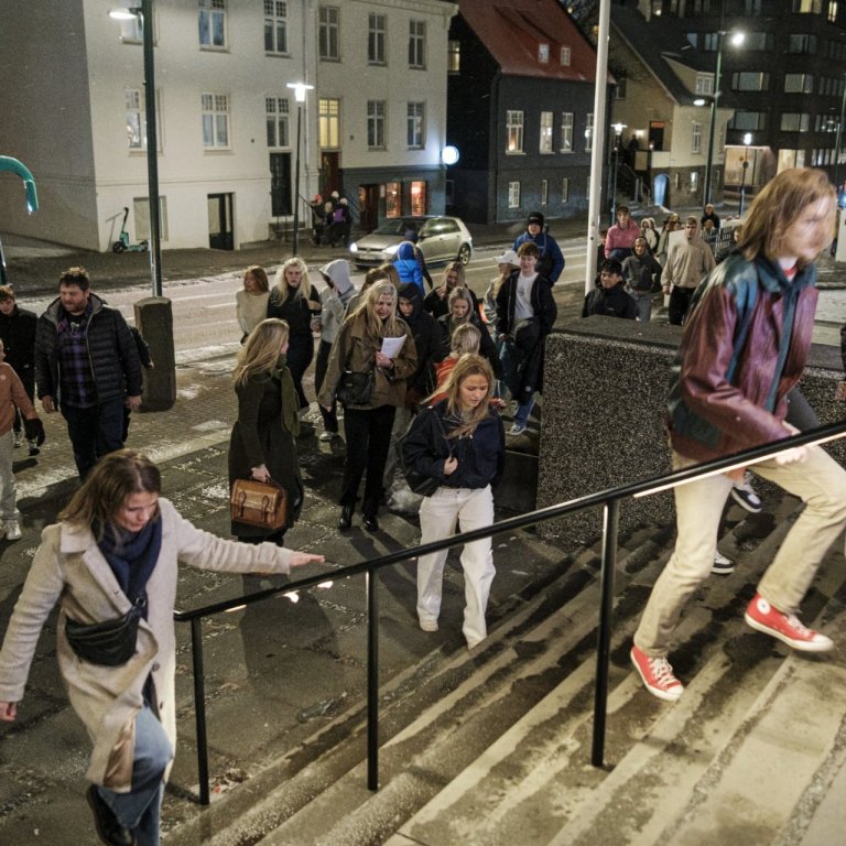 MYNDIN sem fylgir þessari frétt tók ljósmyndarinn GOLLI af nemendum FSu að koma SEINT til leiksýning&hellip;