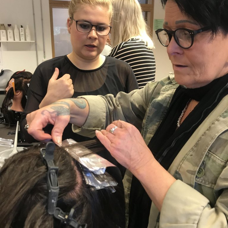 Gestakennarar í hársnyrtiiðn kenndu nemendurm stríputækni.