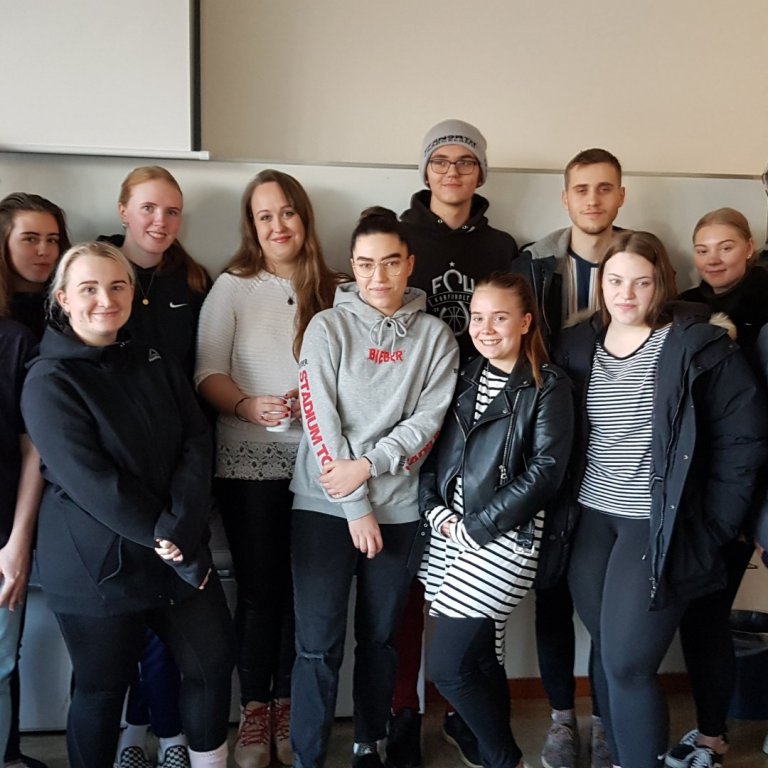 Harpa Rún Kristjánsdóttir ásamt nemendum í kvennabókmenntum.