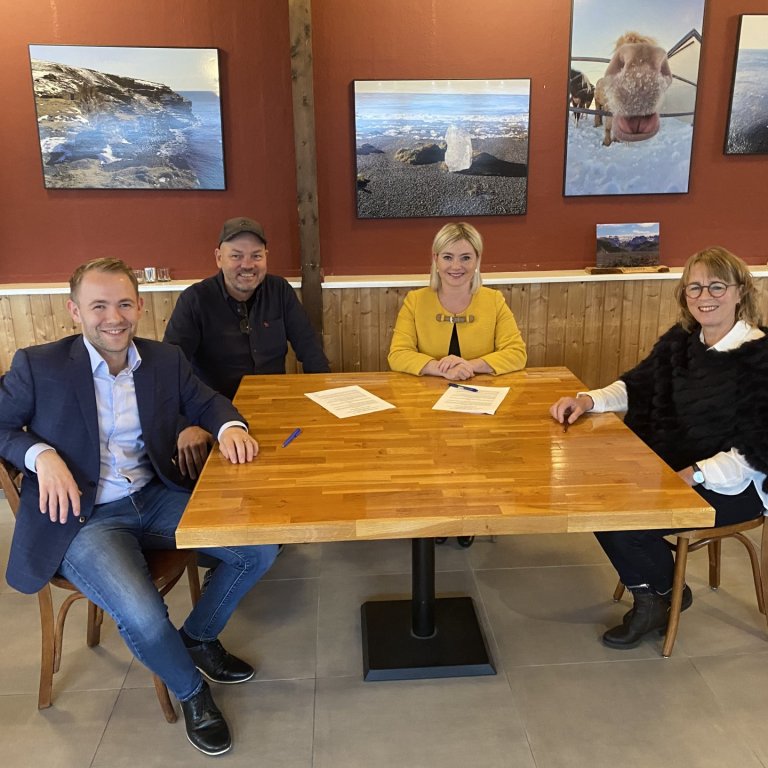 Frá undirritun samningsins. Frá vinstri: Einar Freyr Elínarson, formaður starfshóps SASS, Valdimar Á…