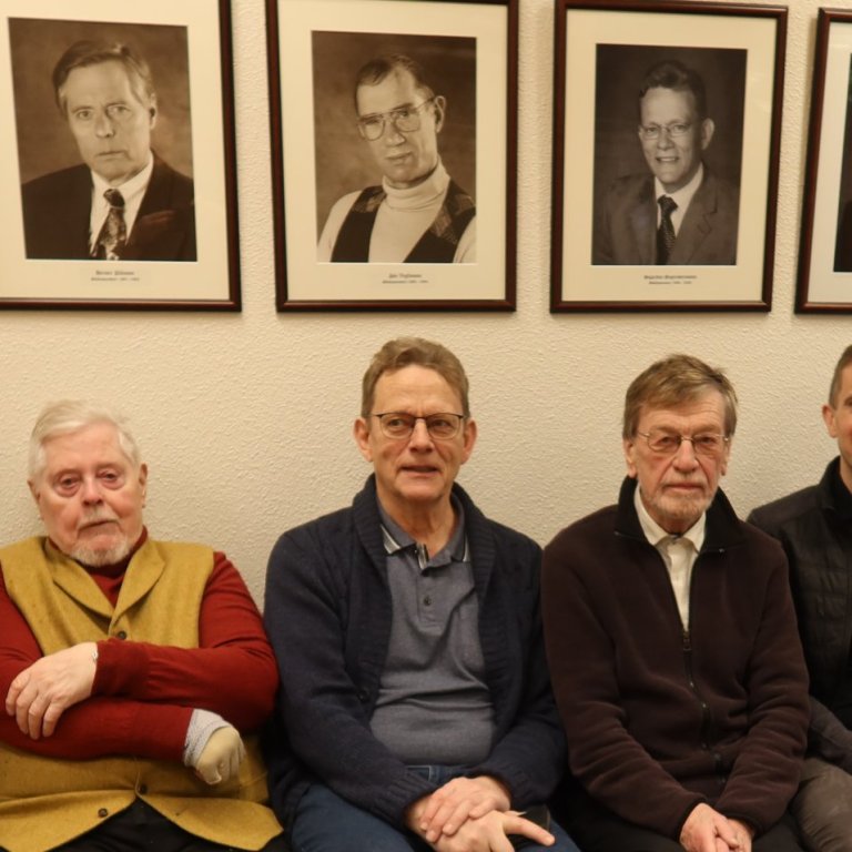 Eldri og yngri stjórnendur FSu við skólameistaravegginn. Þórarinn Ingólfsson, Heimir Pálsson, Sigurð…