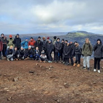 AÐ HALLA HURÐINNI OG FARA Á GOSSTÖÐVARNAR