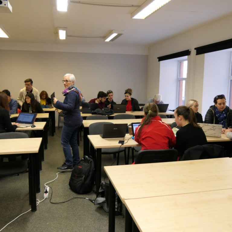 Nemendur að vinna að verkefnum vikunnar