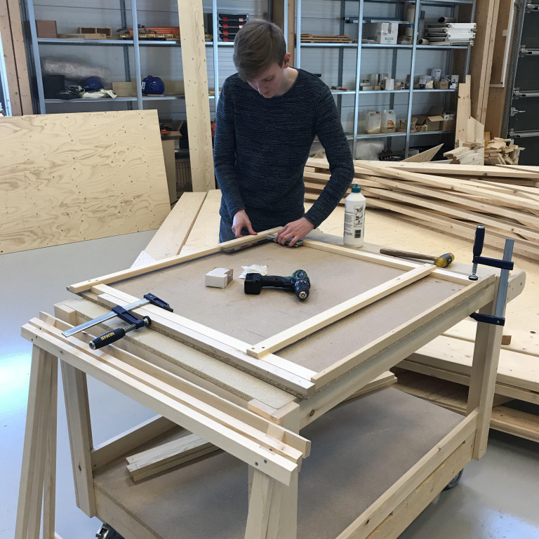 Nemendur á húsasmíðabraut glíma við ólík viðfangsefni. Hér má sjá nemanda setja saman búkka.