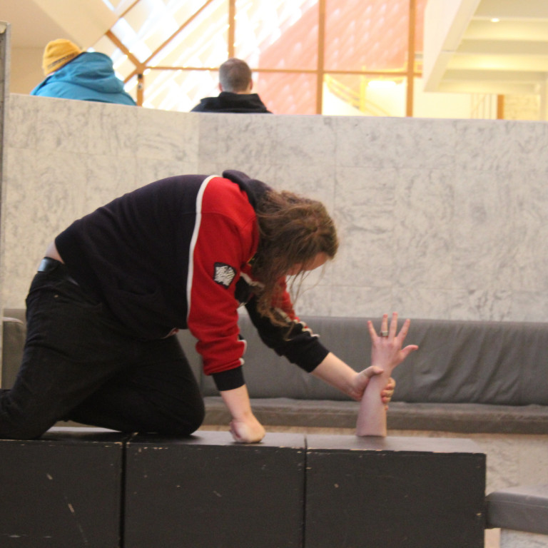 Mynd úr verkinu Sofðu unga ástin mín eftir Petrúnellu Kristjánsdóttur. Leikarar Sigurður Randver Ben…