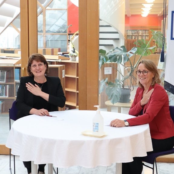 Ragnheiður I. Þórarinsdóttir, rektor Landbúnaðarháskólans og Olga Lísa skólameistari við undirritun …