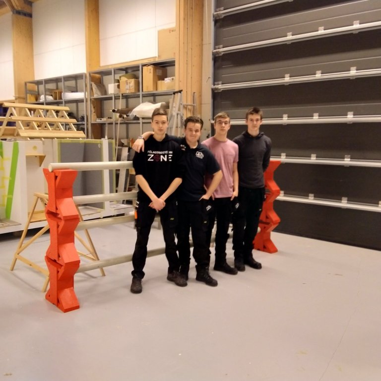 Nemendur á húsasmíðabraut smíðuðu áhöld til hindrunarstökks fyrir nemendur á hestabraut.