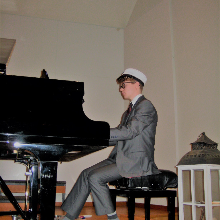 Bjarki, dúx skólans, flutti framsamið verk á brautskráningunni.