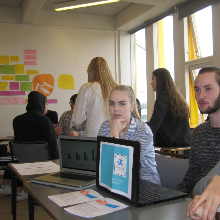 Nemenru í viðskiptaensku kynna verkefnin sín.