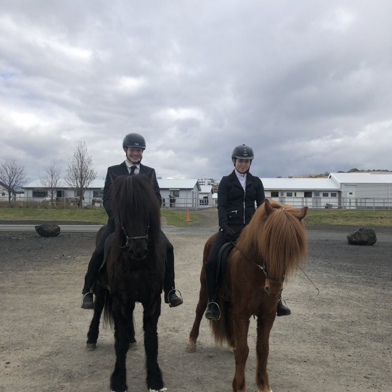 Svanhildur til hægri á Pitti frá Víðivöllum fremri, ánægð eftir vel heppnaða kynningu á prófi í knap…