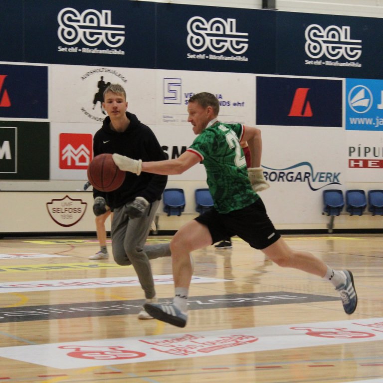 Pelle dönskukennari í hörkusókn í körfubolta þar sem spilað var með ullarvettlingum.