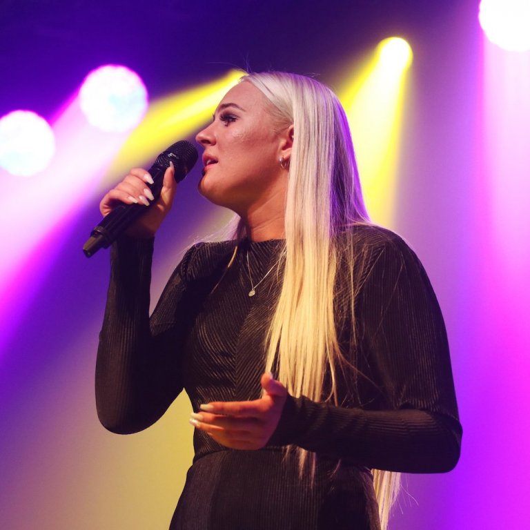 Íris Arna Elvarsdóttir flytur sigurlag kvöldsins. 
Ljósmynd: Sunnlenska.is/Guðmundur Karl