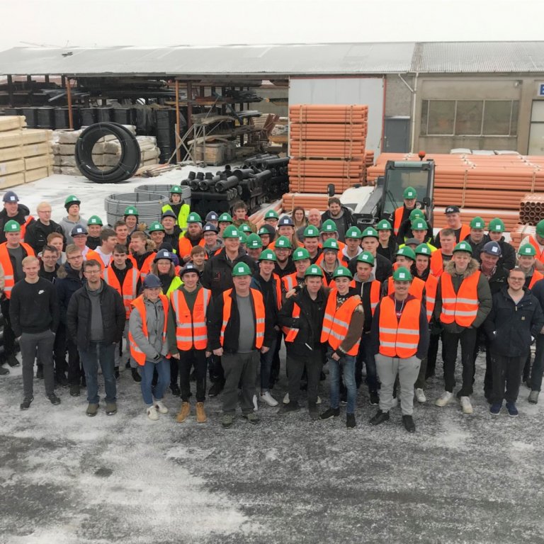 Um 100 nemendur heimsóttu Set röraframleiðslu og fengu fræðslu um öryggismál.