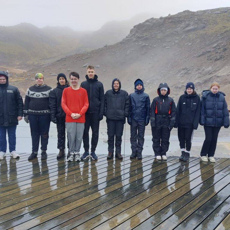 ÞAR SEM JÖRÐIN SKELFUR OG ELDAR KVIKNA