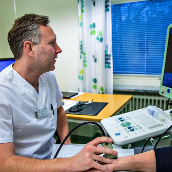 Jón Þorkell Einarsson, fyrrverandi nemandi við FSu, starfar sem yfirlæknir í gigtarmóttöku við háskó…