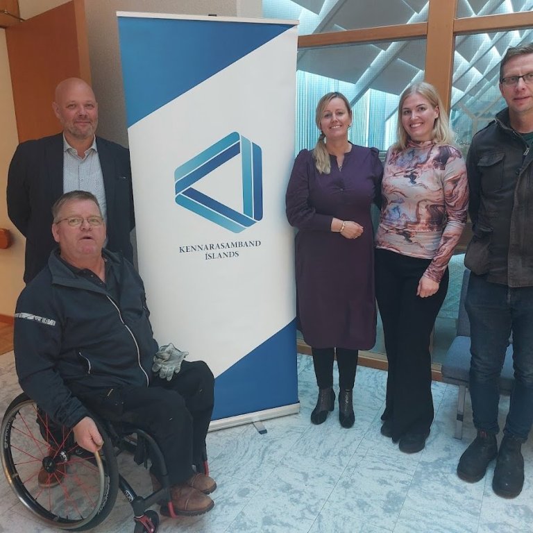 FRÓÐLEGUR FUNDUR KENNARASAMBANDSINS