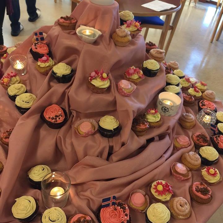 Bleikt bollakökufjall á kaffistofu kennara.