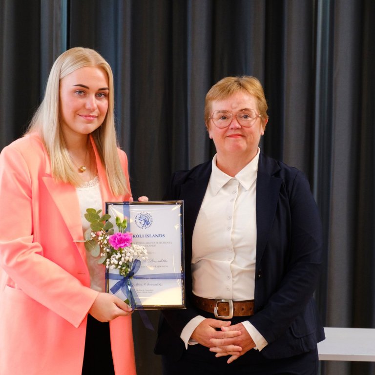 Hrafnhildur Ýr Steinarsdóttir ásamt Silju Báru R. Ómarsdóttur, rektor Háskóla Íslands.
Ljósmyndina &hellip;