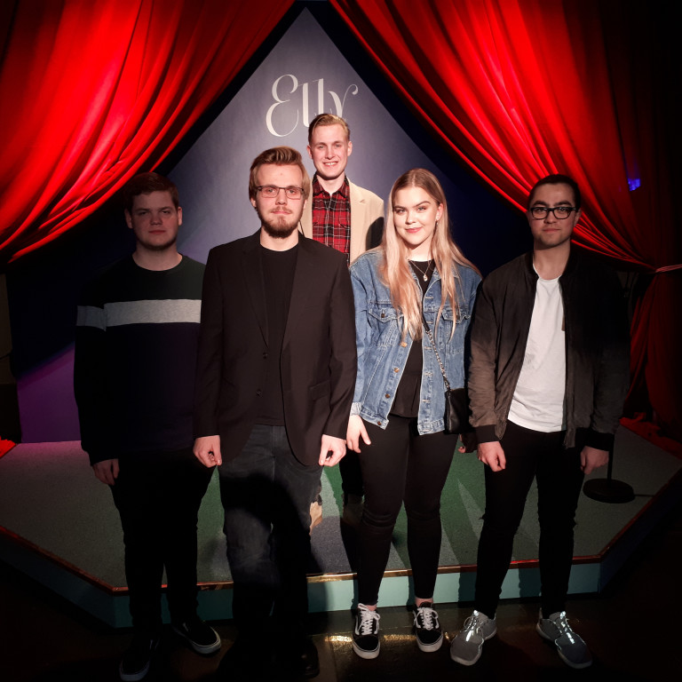 Það er hollt og gaman að fara í leikhús.