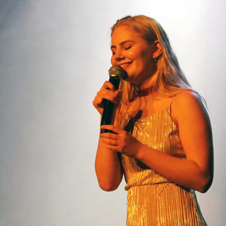 Madalena Eldey sigraði söngkeppni FSu 2017. Ljósmynd - sunnlenska.is/Guðmundur Karl