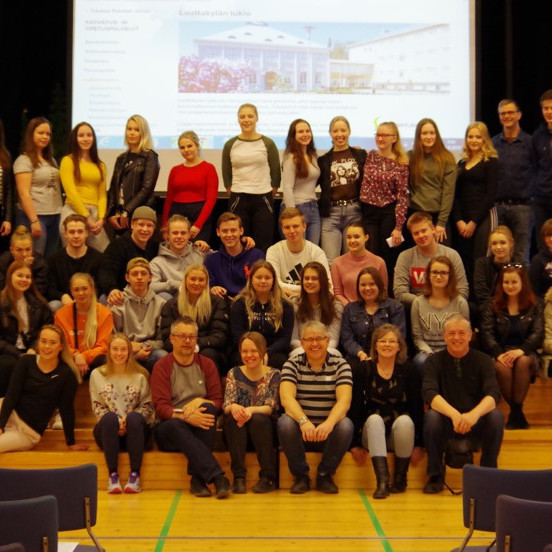 Allur hópurinn sem tók þátt í „Scandinavian Business Company“ á lokafundi í Huittinen.