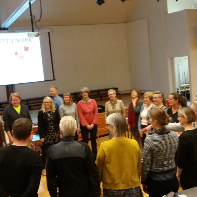 Starfsfólk á námsskeiði um eldmóð í starfi og markmiðssetningu.