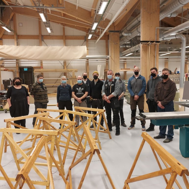 Nemendur á húsasmíðabraut í kvöldskóla voru að ljúka við að smíða búkka.