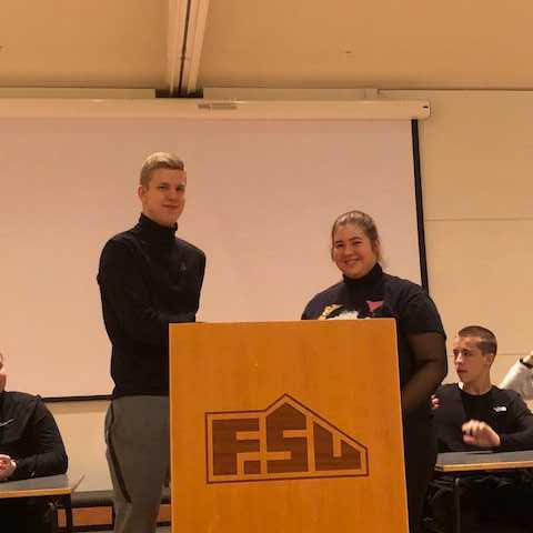 Nýr formaður nemendafélags FSu, Matthías Bjarnason tekur við stjórnataumunum af fráfarandi formanni,…