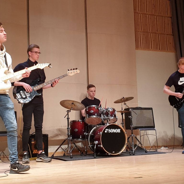 Hljómsveitin No sleep: Gylfi Þór Ósvaldsson rafgítar, Jakob Unnar Sigurðarson rafbassi, Valgarður Un…