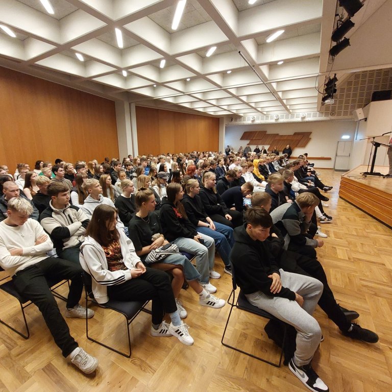 NÝNEMADAGUR OG UPPHAF SKÓLAHALDS