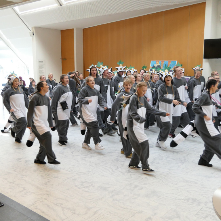 Þeir fíla dilla dilla - klárar klæddir sem Júlli kóngur dansa.