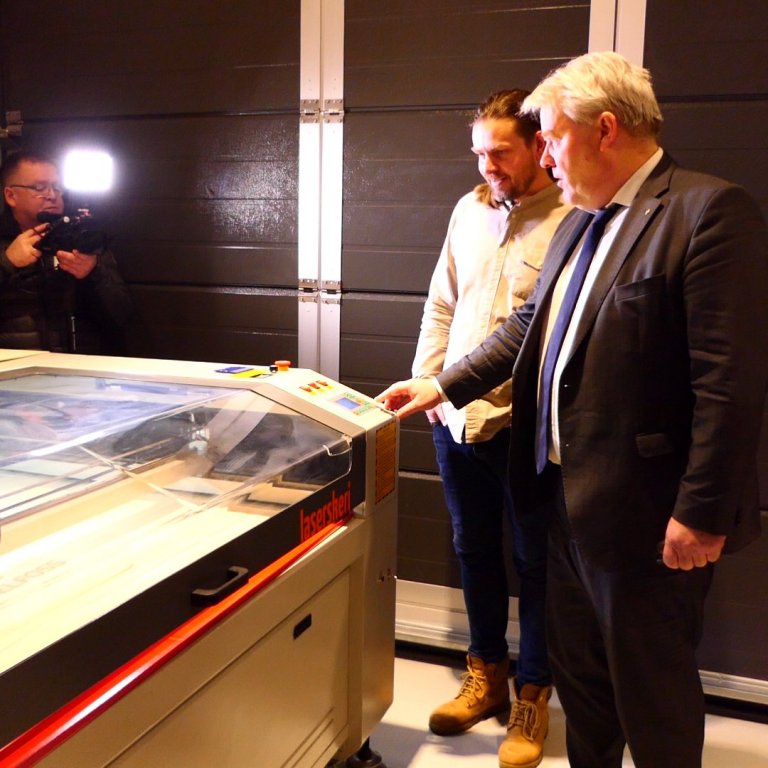 Sigurður Ingi Jóhannsson, ráðherra samgöngu- og sveitarstjórnarmála, gangsetur leiserskera smiðjunna…