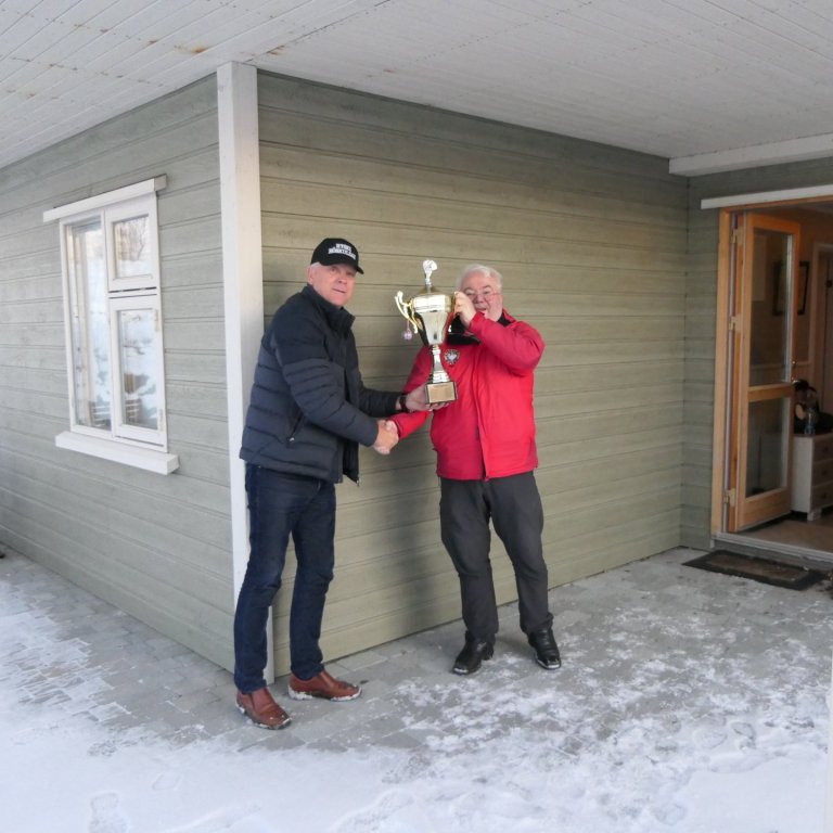 Ingis Ingason nær bikarnum af Pétri Guðmundssyni, Hyskismanni, eftir 3 bikarlaus ár.